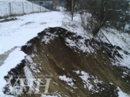 В Закарпатской области из-за оползня повреждена дорога