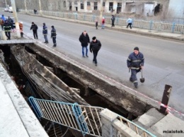 В Луганске обрушилась часть путепровода. Движение перекрыто