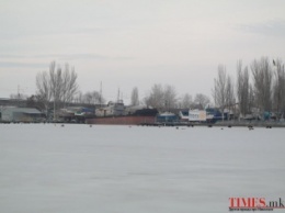 В точности напротив здания мэрии Николаева замер на приколе танкер. Причина, по которой он там находится, пока что тщательно скрывается
