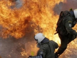 В Греции бастующие против пенсионной реформы закидали полицию коктейлями "Молотова"