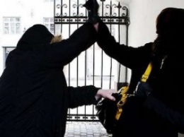 В Киеве злоумышленник ограбил женщину с криками «Ура!»