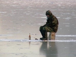 На Николаевщине местные жители спасли рыбака, который провалился под лед