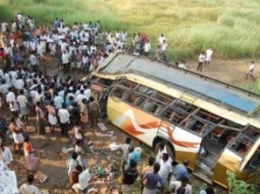 В Индии 20 человек погибли в результате падения автобуса в реку