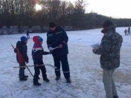 В Луганской обл. на озере под лед провалились четверо детей, двое их них утонули