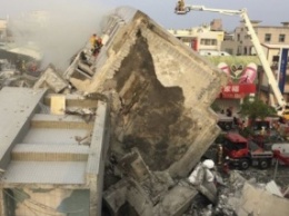 Мощное землетрясение на Тайване обрушило несколько многоэтажек с людьми, есть жертвы