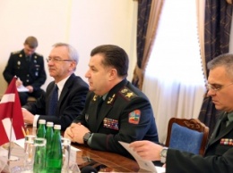 Полторак обсудил с послом Латвии продолжение двустороннего сотрудничества в оборонной сфере