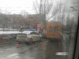 В Николаеве маршрутчик, пытаясь перестроиться, врезался в легковушку