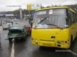 ДТП в Киеве: на Краснозвездном КамАЗ протаранил маршрутку - пострадали двое. ФОТО