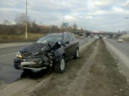 В Киеве столкнулись 3 автомобиля: один из водителей - в реанимации