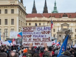 В Праге центр для беженцев забросали "коктейлями Молотова"