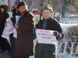 На суд Г.Кернеса собрались около 15 активистов