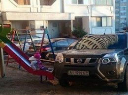 Водитель-хам припарковал свой "танк" на детской игровой площадке