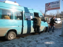 В Николаеве только после взбучки активистов администрация Заводского района увидела горы снега на "призрачной" остановке
