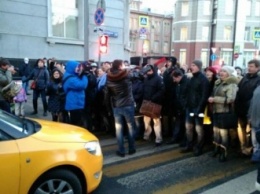 У здания Центробанка РФ протестующие плательщики ипотеки пытались перекрыть дорогу