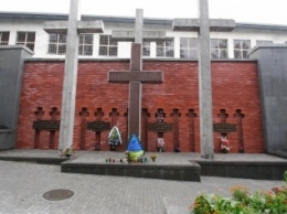 Во Львове вандалы повредили мемориальный комплекс "Жертвам НКВД"