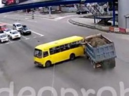 ДТП в Киеве: на Краснозвездном проспекте грузовик без тормозов протаранил маршрутку. ВИДЕО аварии