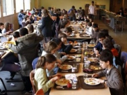 Днепропетровских учеников оставили без еды и не пустили в школу