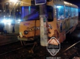 В Одессе трамвай сошел с рельсов и врезался в уличный столб