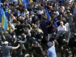 Аваков проиграл Тягнибоку: суд требует опровергнуть обвинения в организации столкновений возле Рады 31 августа