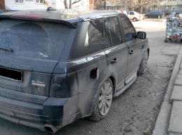 Картина маслом: искалеченный Range Rover посреди двора в Киеве