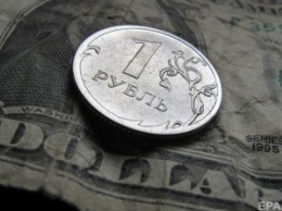 Курс рубля ускорил падение из-за снижения цен на нефть