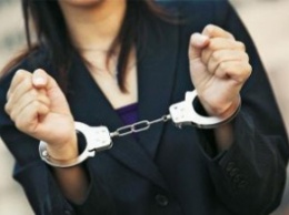 Полицейские задержали сутенершу, которая пыталась вывезти в РФ двух женщин