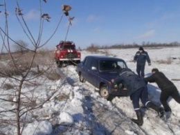На Днепропетровщине легковушка на скользкой дороге слетела в кювет