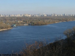 В столичном Днепре едва не утонул элитный внедорожник