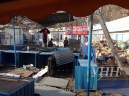 В Одессе демонтировали часть рынка возле трамвайных рельсов, где погиб человек