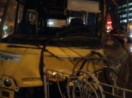 Легковушка и автобус столкнулись в Киеве, шесть человек травмированы