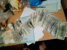 Во Львове за 1,5 тыс. долларов взятки "на горячем" задержали двух полицейских