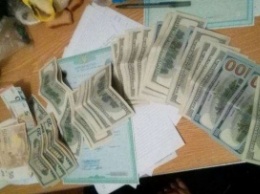 Во Львове с 1,5 тис $ взятки задержали двух капитанов оперативников НП