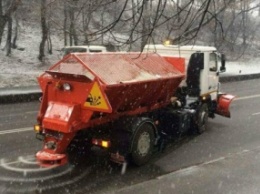 В Киеве из-за мокрого снега 57 единиц спецтехники обрабатывают дороги противогололедными материалами