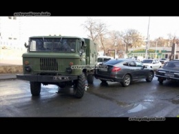 ДТП в Одессе: на перекрестке Французского и Итальянского бульваров военный ГАЗ-66 столкнулся с Honda Crosstour. ФОТО