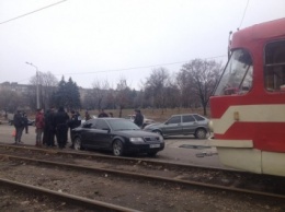 В центре Запорожья не разминулись легковушки- водитель с места ДТП сбежал