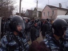 Российская ФСБ провела серию обысков в домах крымских татар с последующим задержанием (ВИДЕО)