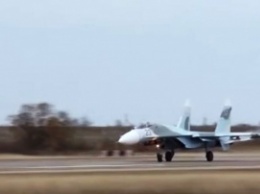 Минобороны РФ опубликовало видео полетов истребителей Су-27 над оккупированным Крымом