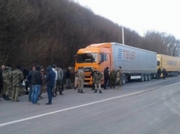 Водители российских грузовиков пытались перекрыть дорогу на трассе Киев - Чоп