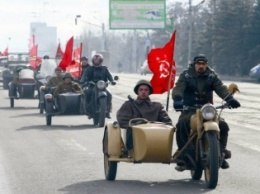 «Ночные волки» проехали по оккупированному Луганску с красными флагами (фото)