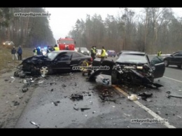 ДТП под Киевом: в лобовухе Volkswagen с Mercedes погибла женщина. ФОТО