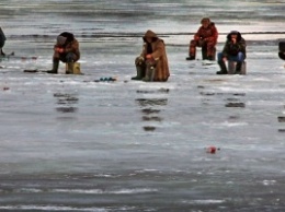 Около Черкасс с оторвавшейся льдины спасли 5 рыбаков