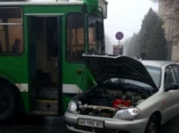 В Харькове троллейбус протаранил Daewoo Lanos, трое пострадавших