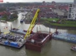 В Голландии из-под воды подняли старинное судно