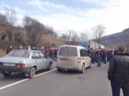 Акция по блокированию перевозчиками Закарпатья трассы Киев-Чоп завершилась, - полиция
