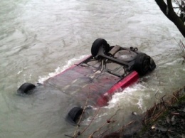 Автомобиль упал в реку в Закарпатской области, погиб водитель