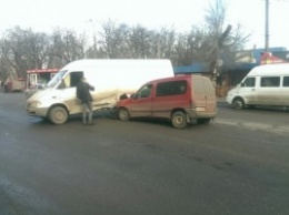 В Кривом Роге иномарка столкнулась с микроавтобусом (фото)