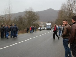 На Закарпатье противники блокады грузовиков РФ призывают Кабмин не останавливать транзит, - корреспондент