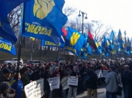Перед ВР проводятся пикеты против правительства Арсения Яценюка
