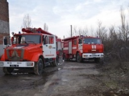 Из-за пожара мусора в Жовтневом районе чуть не вспыхнули цистерны и склады предприятия