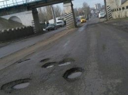 В Николаеве полиция предупреждает водителей об опасности на «убитых» дорогах